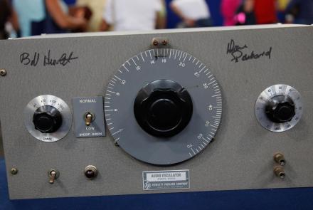 Hewlett-Packard Model 200D Signed Audio Oscillator, ca. 1942: asset-mezzanine-16x9