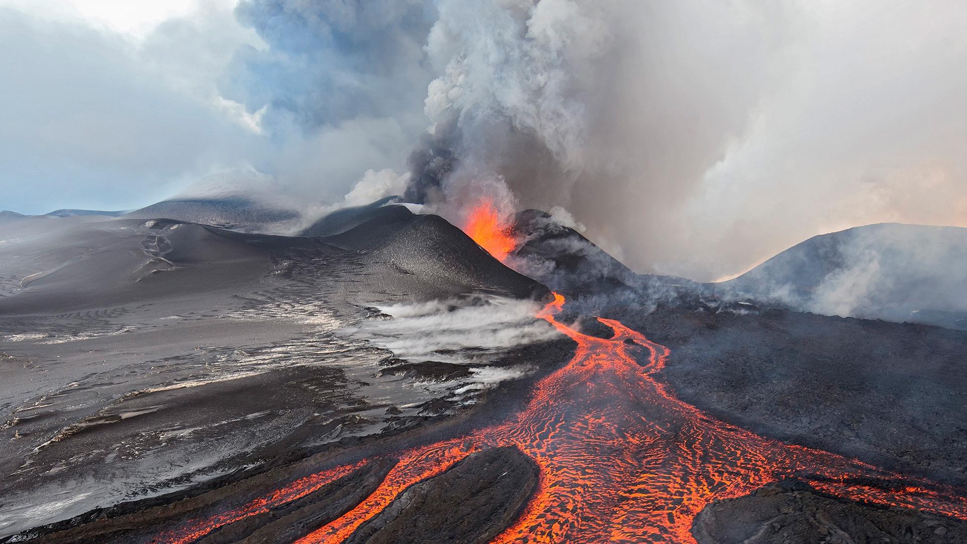 Что общего у землетрясений и вулканов. Вулкан Гекла извержение. Вулкан Толбачик. Извержение вулкана Тоба. Извержение вулкана магма.