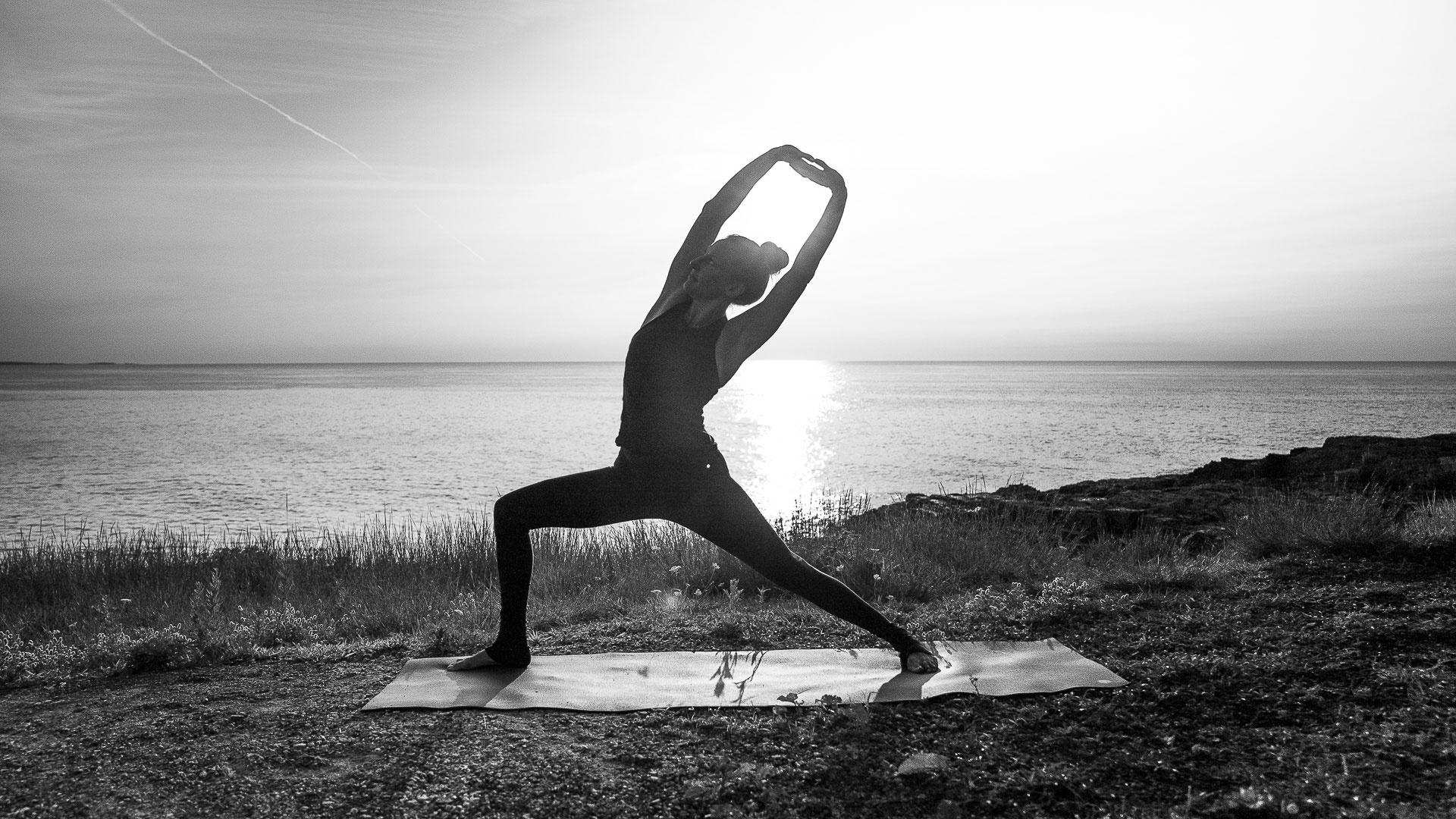 Gray Yoga – Between Black And White We Find Gray