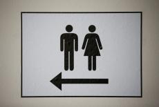 A sign points at the bathrooms