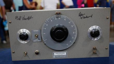 Appraisal: Hewlett-Packard Signed Model 200D Oscillator: asset-mezzanine-16x9