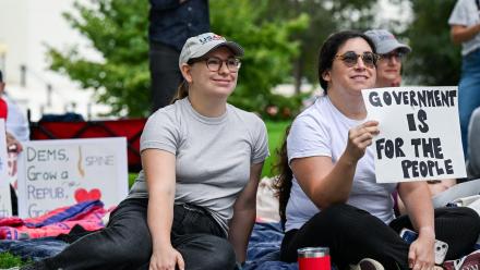 Federal workers to miss full paycheck as shutdown drags on: asset-mezzanine-16x9