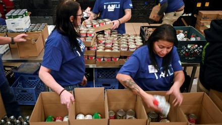 As federal workers miss paychecks, many turn to food banks: asset-mezzanine-16x9