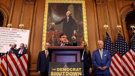 News Wrap: Federal workers union calls for end to shutdown: asset-mezzanine-16x9