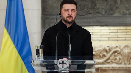Zelenskyy pressured to accept Trump's Ukraine peace plan: asset-mezzanine-16x9