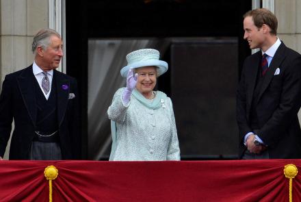 Crowds gather in UK to mourn Queen Elizabeth II: asset-mezzanine-16x9