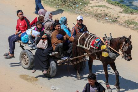 News Wrap: Displaced Palestinians move toward northern Gaza: asset-mezzanine-16x9